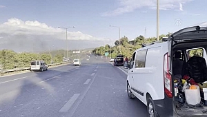 Gaziemir'de seyir halindeki otomobil yandı