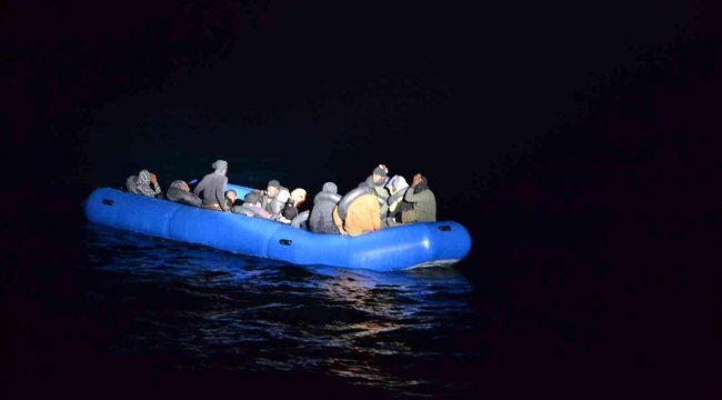 İzmir açıklarında 30 düzensiz göçmen kurtarıldı, 24 göçmen yakalandı