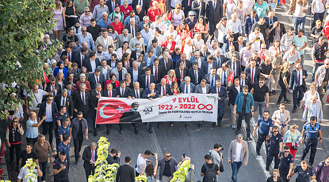 İzmir'de Cumhuriyet Meydanı’na zafer yürüyüşü