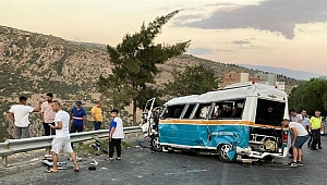 İzmir'de yolcu minibüsü ile servis aracı çarpıştı: 1 ölü, 6 yaralı