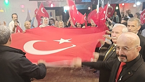 Bayraklı İzmirliler Derneği'nden coşkulu Cumhuriyet Bayramı kutlaması