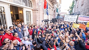 Belediye işçileri Başkan Tunç Soyer’e destek verdi: “Asla yalnız yürümeyeceksin”