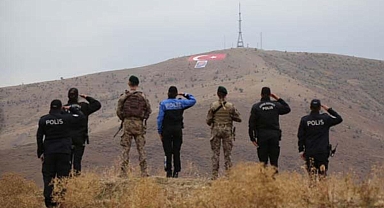 1514 rakımlı tepeye 1514 metrekarelik Türk bayrağı