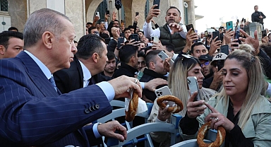 Cumhurbaşkanı Erdoğan, Taksim'de vatandaşlara simit dağıttı