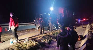 Feci kaza: Tiyatro oyuncularını taşıyan minibüs TIR'a çarptı 3 kişi yaşamını yitirdi