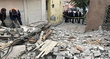 Gece yarısı 4,9 büyüklüğündeki depremin vurduğu İzmir'de hasar gün ağarınca ortaya çıktı