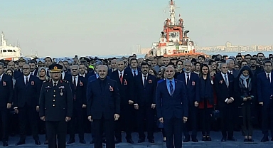İzmir Cumhuriyet Meydanında Atatürk'ü anma töreni