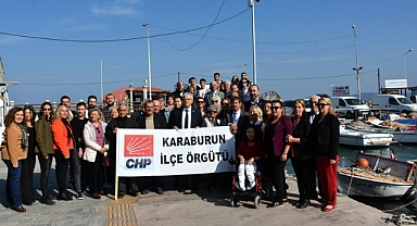 Karaburun'da CHP'nin rozet takma törenine yoğun ilgi