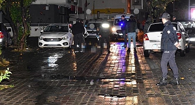 Sokakta yan yana yürüyen iki akraba, otomobilden ateş açılarak öldürüldü