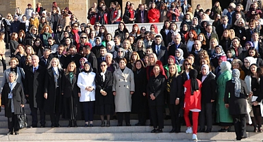 Bakan Yanık, kadınlarla Anıtkabir'i ziyaret etti