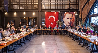 Başkan Soyer Urla’da muhtarlarla buluştu “Ne yaparlarsa yapsınlar hizmet üretmeyi sürdüreceğiz”