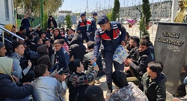 İzmir'de 442 kaçak göçmen yakalandı: 7 organizatör tutuklandı
