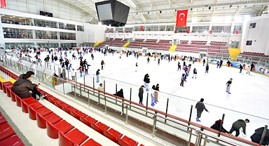 İzmir’de karneyi alan buz pistine koştu
