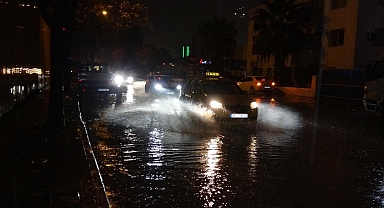 İzmir ve Marmaris'te sağanak yağış etkili oldu