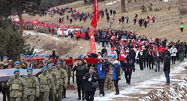 Sarıkamış şehitleri, 108'inci yılda binlerce kişinin katıldığı yürüyüşle anıldı