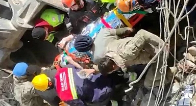 228. saatte mucize: Bir kadın ve iki çocuk sağ olarak çıkarıldı