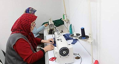 Bayraklılı kadınlar depremzedelere kışlık kıyafet dikiyor