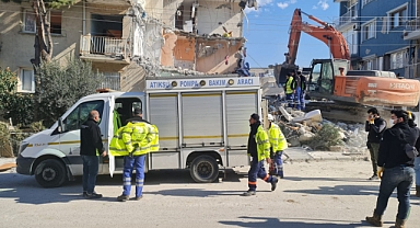Deprem bölgesindeki su sorunu için İzmir Büyükşehir Belediyesi ekipleri devrede