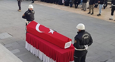 Depremde hayatını kaybeden polis memuru toprağa verildi