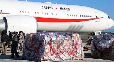 Depremzedeler için 15 ton tıbbi ekipman taşıyan Japon uçağı Adana’ya iniş yaptı