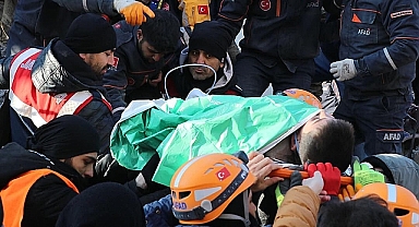 Hatay'da umutlar devam ediyor: Depremzedeler enkazdan sağ çıktı