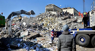 Hatay’da yıkılan hastane binasının deprem raporu ortaya çıktı! ‘Hastaların aşağı düştüğünü gördük’