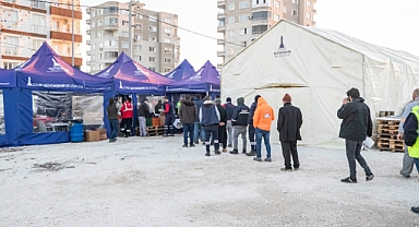İzmir, Adıyamanlı yurttaşlarla el ele yaraları sarıyor “İzmir Büyükşehir Belediyesi gelmeden önce burası kabus yeriydi”