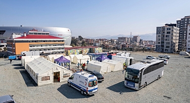 İzmir Büyükşehir Belediyesi Hatay’da mobil ameliyathaneli sahra hastanesi kurdu