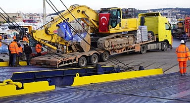 İzmir Büyükşehir Belediyesi’nin iş makineleri ve operatörleri Antakya’da