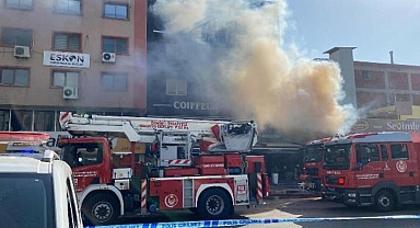 İzmir'de kozmetik mağazasının deposunda yangın