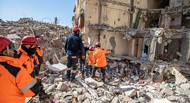 İzmir İtfaiyesi arama kurtarma çalışmalarını sürdürüyor