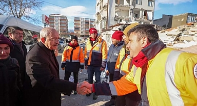 Kemal Kılıçdaroğlu deprem bölgesinde Karaburun Belediyesi arama kurtarma ekibiyle bir araya geldi