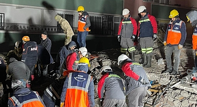 Madenciler iş makinalarını, arama kurtarma ekiplerini deprem bölgelerine sevk etti