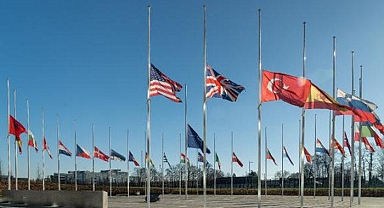 Türkiye'deki deprem felaketi nedeniyle NATO’da bayraklar yarıya indirildi