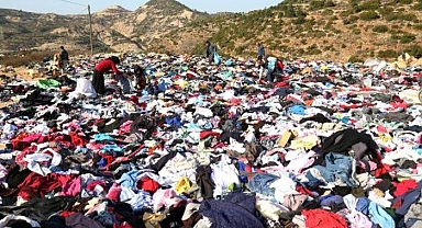 Utandıran görüntüler! Depremzedelere gönderilen binlerce kıyafet yol kenarına atıldı