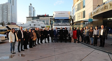 AK Parti İzmir Kadın Kolları’ndan ‘Sıcak Sofralar Tekrar Kurulsun Mutfak Seti’ kampanyasına destek