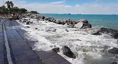 Denizin taştığı İskenderun sahil kesiminde, su tahliye ediliyor