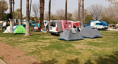 Evlerine girmeye korkan vatandaşlar parkta konaklıyor