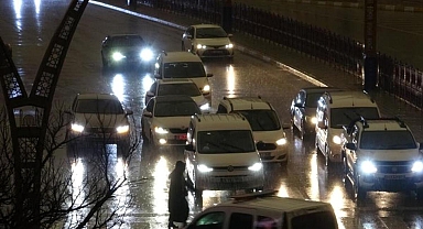 Mardin'deki sağanakta gündüz geceye döndü