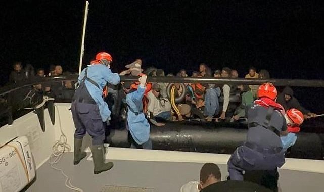 İzmir'de kaçak göçmen operasyonu! 104 düzensiz göçmen ve 3 göçmen kaçakçısı yakalandı