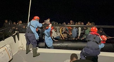 İzmir'de kaçak göçmen operasyonu! 104 düzensiz göçmen ve 3 göçmen kaçakçısı yakalandı
