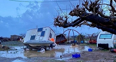 İzmir'de hortum paniği! Su tankerini ve evlerin çatısı uçtu, ağaçları kökünden söktü