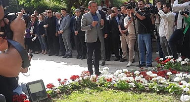 CHP Genel Başkanı Özgür Özel Zübeyde Hanımın anıt mezarını ziyaret etti