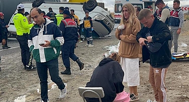 Turistleri taşıyan minibüs kaza yaptı: 18 yaralı