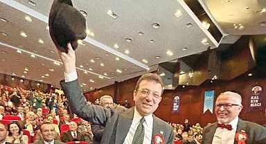 Demirel’in fötr şapkasıyla selam