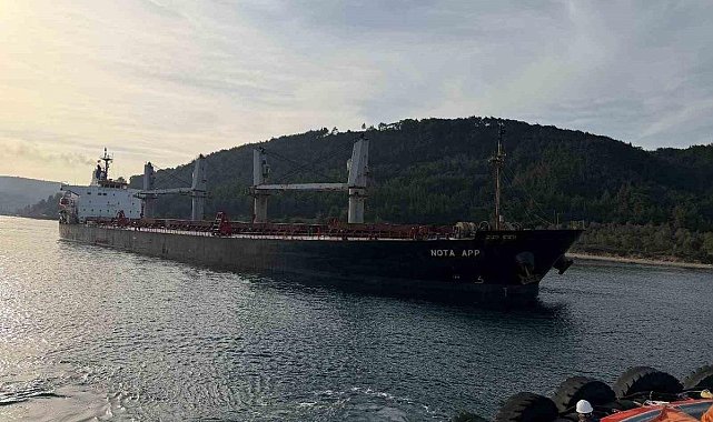 Çanakkale Boğazı’nda makina arızası nedeniyle karaya oturan gemi kurtarıldı