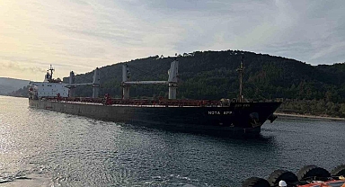 Çanakkale Boğazı’nda makina arızası nedeniyle karaya oturan gemi kurtarıldı