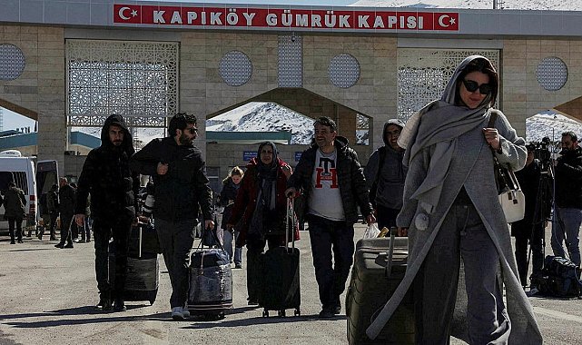 Hareketli görüntüler Van'daki sınır kapısından: Ellerinde valizler, yüz ifadeleri dikkat çekici