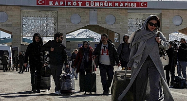 Hareketli görüntüler Van'daki sınır kapısından: Ellerinde valizler, yüz ifadeleri dikkat çekici