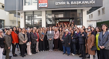 İzmir'de yüzlerce kadın CHP'ye üye oldu 